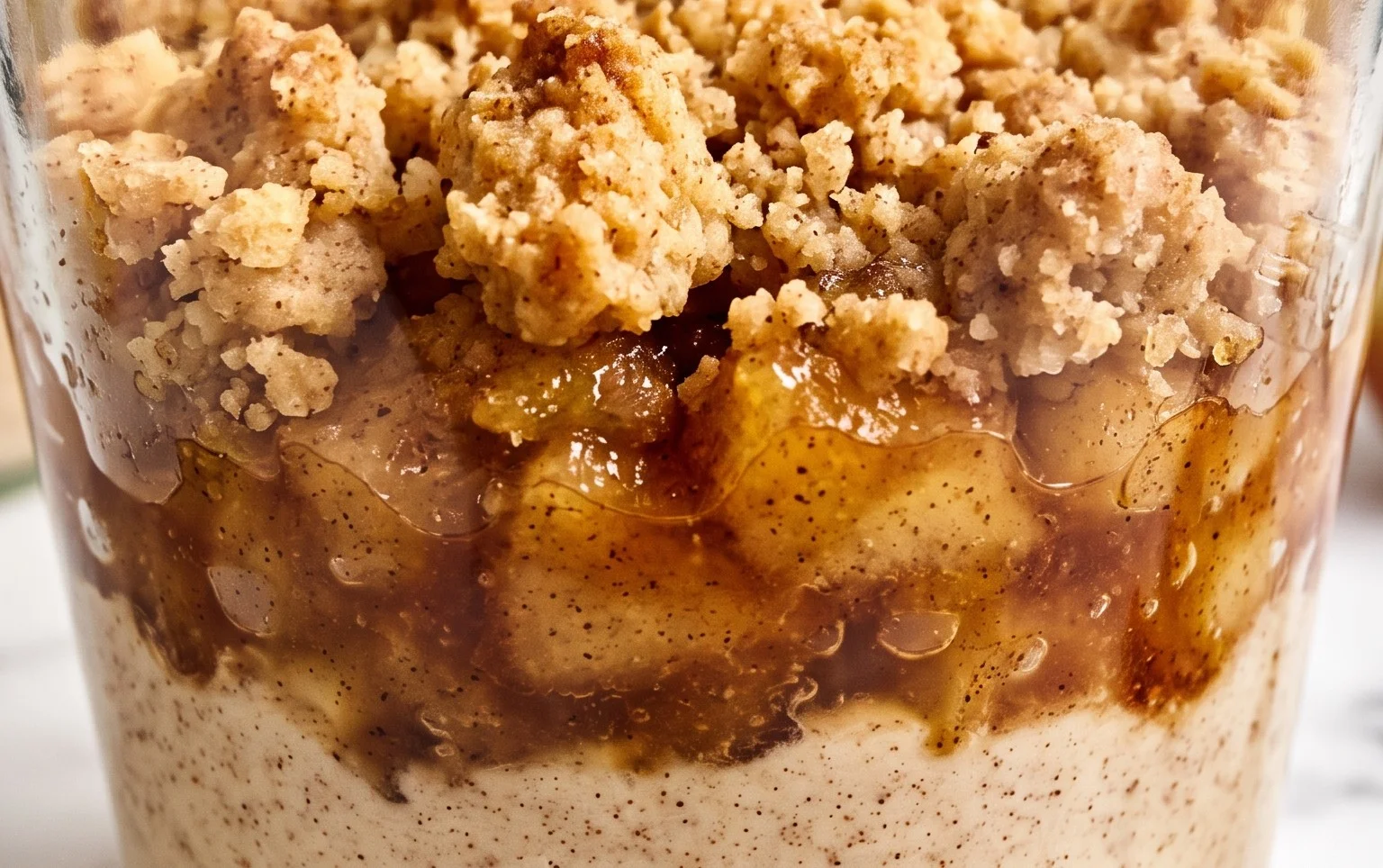 Bratapfel-Crumble auf Zimtcreme - Dessert im Glas